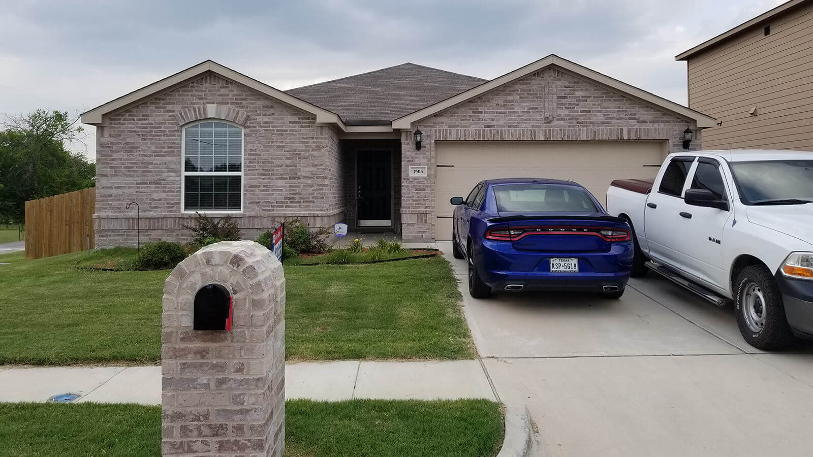 home in dallas tx with cars in driveway - owner financing real estate training academy